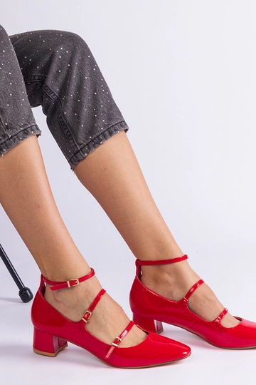Zapatos de charol rojos con correa Hermana