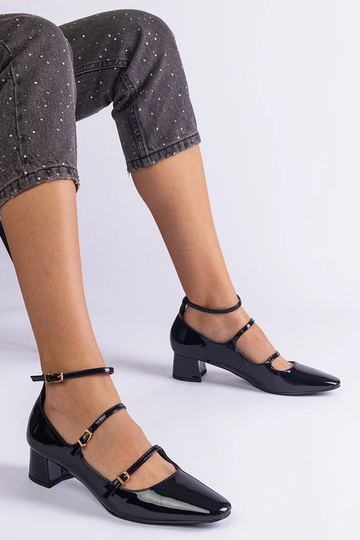 Zapatos de salón de charol negro con correa Herman