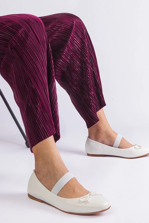 Bailarinas blancas con elástico y... Bailarinas blancas con elástico y...