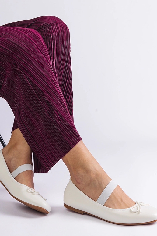 Bailarinas blancas con elástico y... Bailarinas blancas con elástico y...