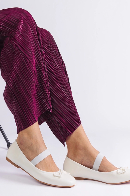 Bailarinas blancas con elástico y... Bailarinas blancas con elástico y...