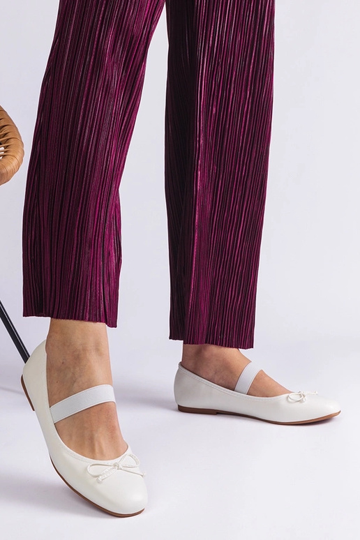 Bailarinas blancas con elástico y... Bailarinas blancas con elástico y...