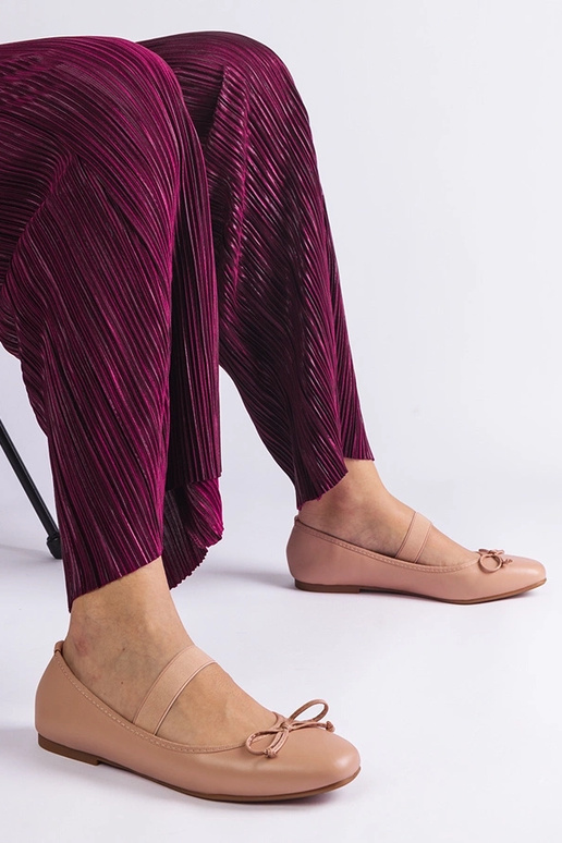 Bailarinas beige con elástico y lazo... Bailarinas beige con elástico y lazo...