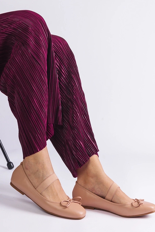 Bailarinas beige con elástico y lazo... Bailarinas beige con elástico y lazo...