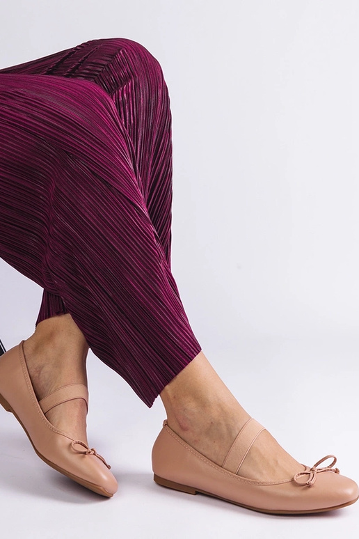 Bailarinas beige con elástico y lazo... Bailarinas beige con elástico y lazo...