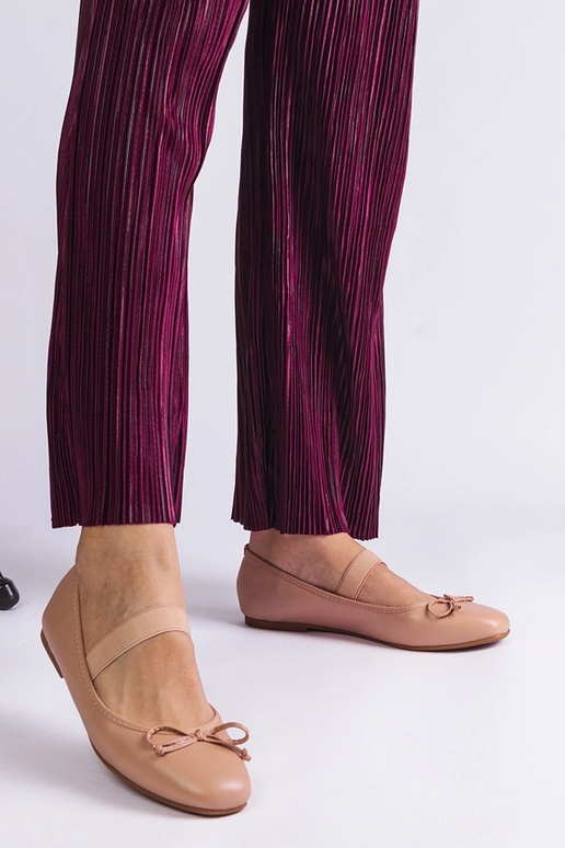 Bailarinas beige con elástico y lazo... Bailarinas beige con elástico y lazo...