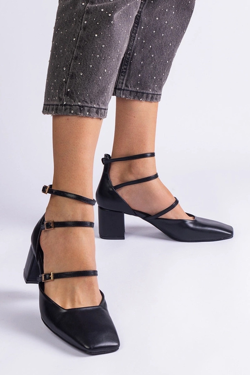 Zapatos de salón negros con tacón... Zapatos de salón negros con tacón...