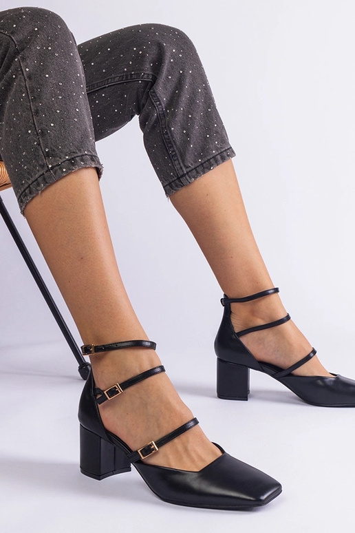 Zapatos de salón negros con tacón... Zapatos de salón negros con tacón...