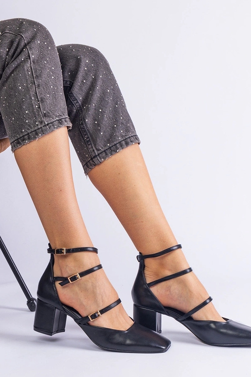 Zapatos de salón negros con tacón... Zapatos de salón negros con tacón...