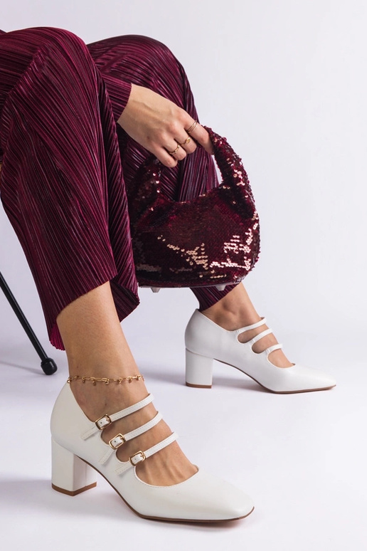 Zapatos de salón blancos con tacón... Zapatos de salón blancos con tacón...