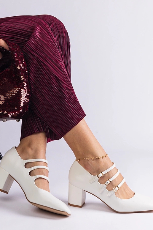 Zapatos de salón blancos con tacón... Zapatos de salón blancos con tacón...