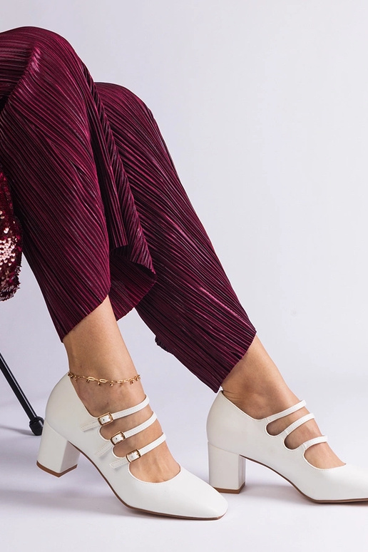 Zapatos de salón blancos con tacón... Zapatos de salón blancos con tacón...