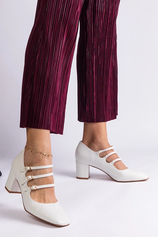 Zapatos de salón blancos con tacón... Zapatos de salón blancos con tacón...