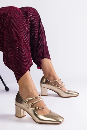 Zapatos de salón dorados con tacón ancho y hebillas decorativas Izida
