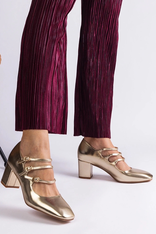 Zapatos de salón dorados con tacón... Zapatos de salón dorados con tacón...