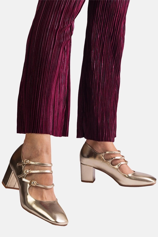 Zapatos de salón dorados con tacón... Zapatos de salón dorados con tacón...