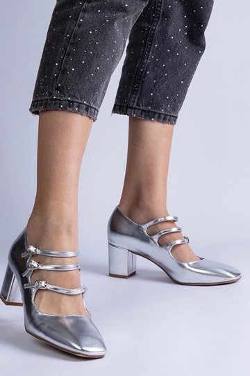 Zapatos de salón plateados con tacón de bloque y hebillas decorativas Izida 2
