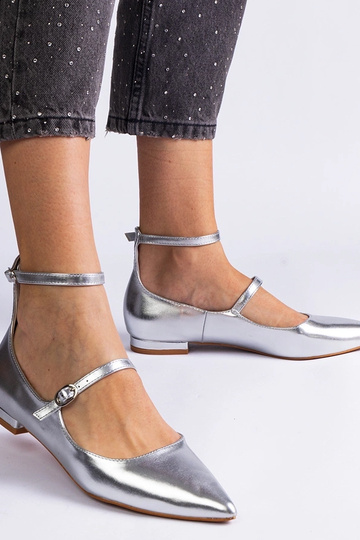 Zapatos planos plateados con hebillas Ewerida