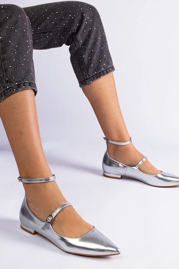 Zapatos planos plateados... 2