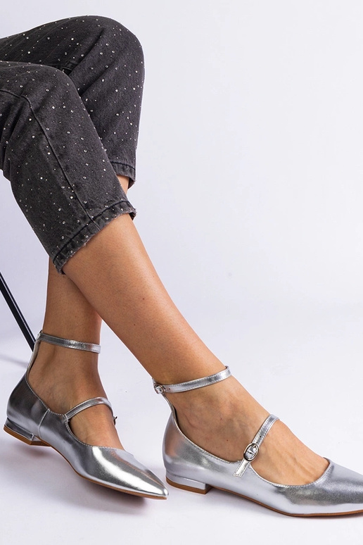 Zapatos planos plateados con hebillas... Zapatos planos plateados con hebillas...