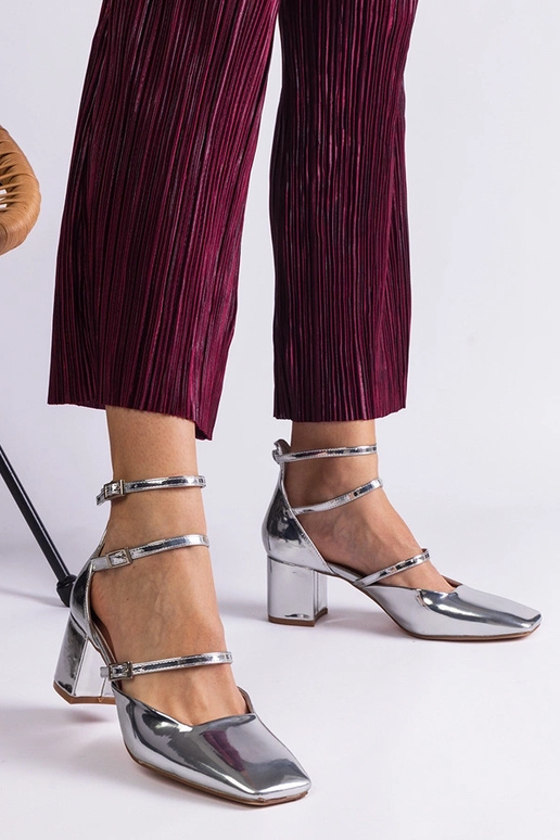 Zapatos de salón de charol plateado... Zapatos de salón de charol plateado...