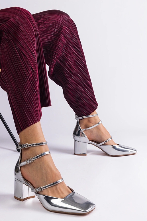 Zapatos de salón de charol plateado... Zapatos de salón de charol plateado...