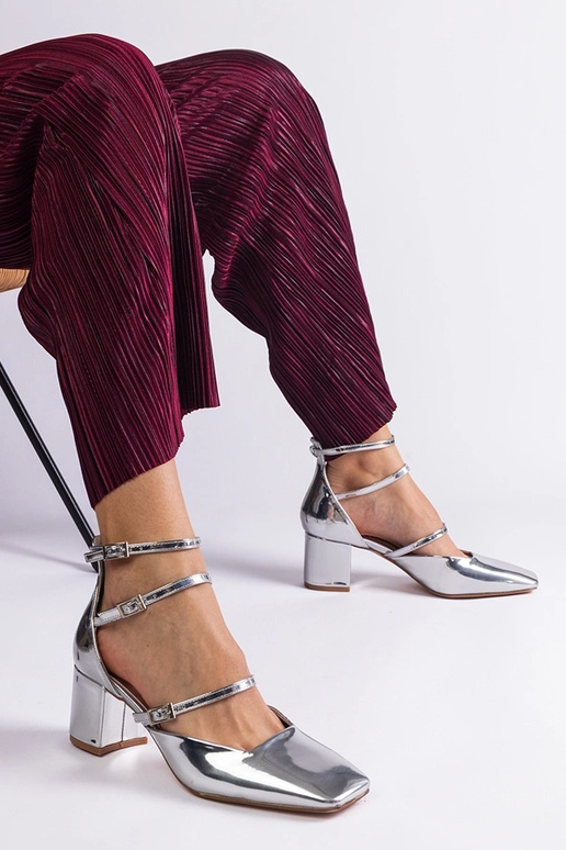 Zapatos de salón de charol plateado... Zapatos de salón de charol plateado...