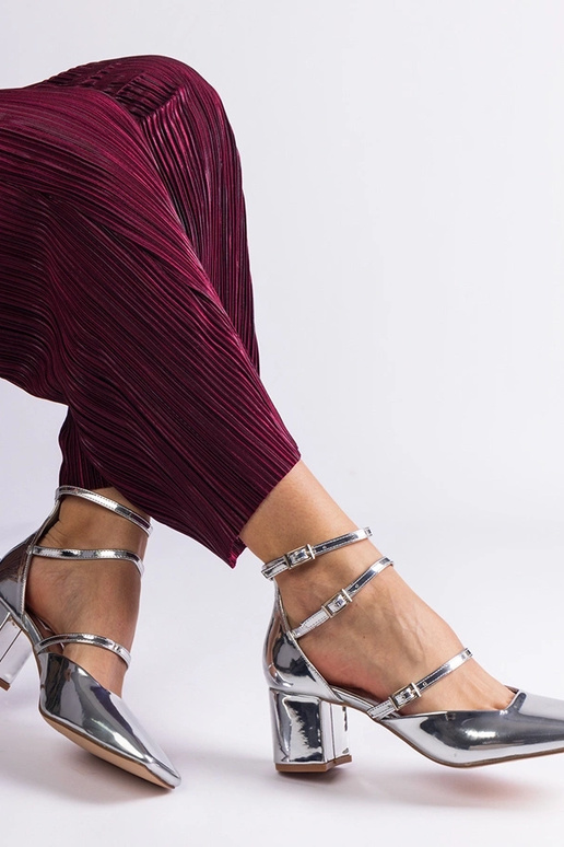 Zapatos de salón de charol plateado... Zapatos de salón de charol plateado...