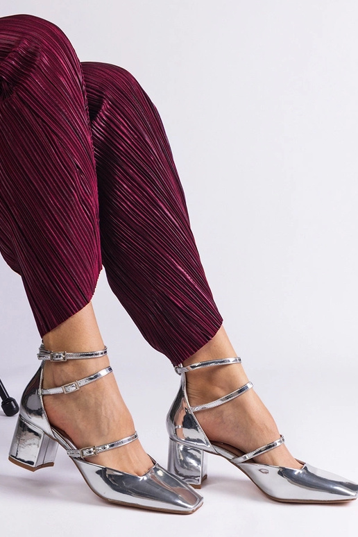 Zapatos de salón de charol plateado... Zapatos de salón de charol plateado...