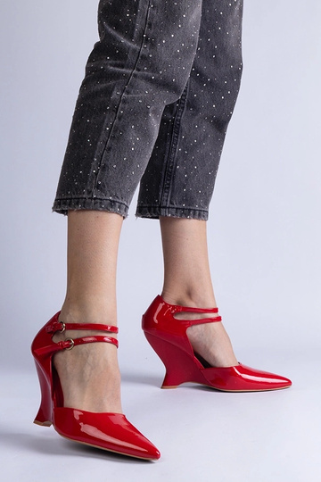 Zapatos de salón de charol rojo con cuña y hebillas de Vizario 2