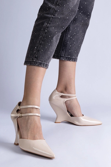 Zapatos de salón de charol beige con cuña y hebillas de Vizario 2