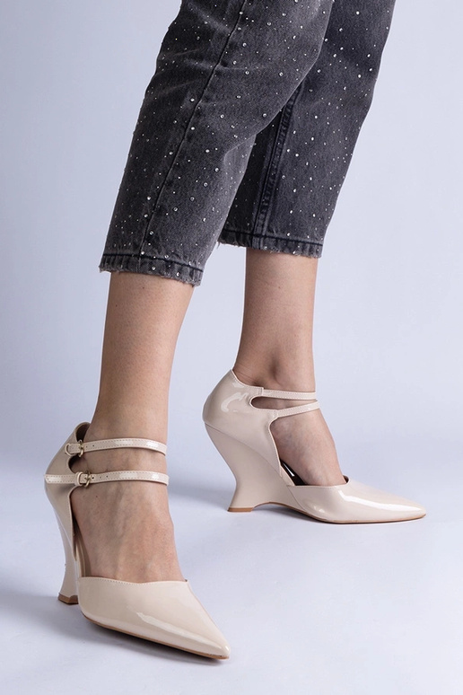 Zapatos de salón de charol beige con... Zapatos de salón de charol beige con...