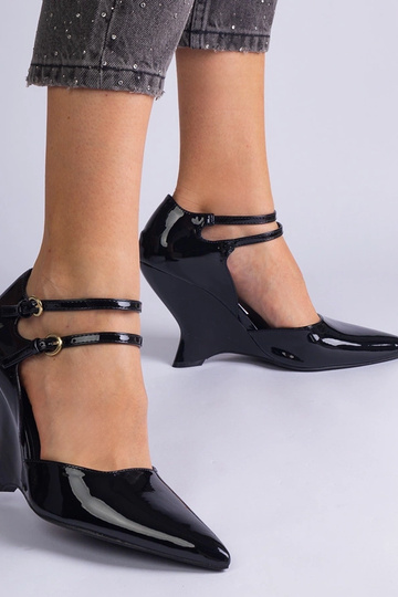 Zapatos de salón de charol negro con cuña y hebillas de Vizario 2