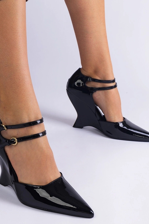 Zapatos de salón de charol negro con... Zapatos de salón de charol negro con...