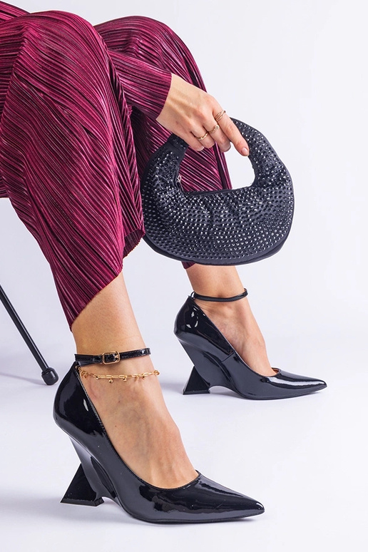 Czółenka negras de charol en cuña... Czółenka negras de charol en cuña...