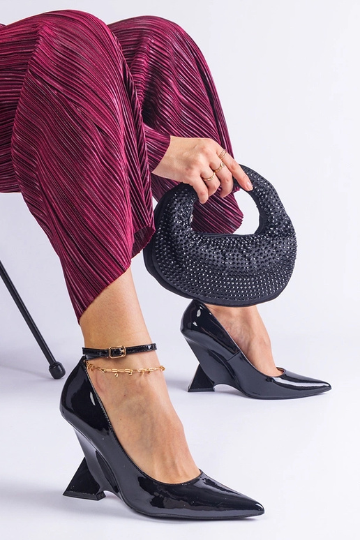 Czółenka negras de charol en cuña... Czółenka negras de charol en cuña...