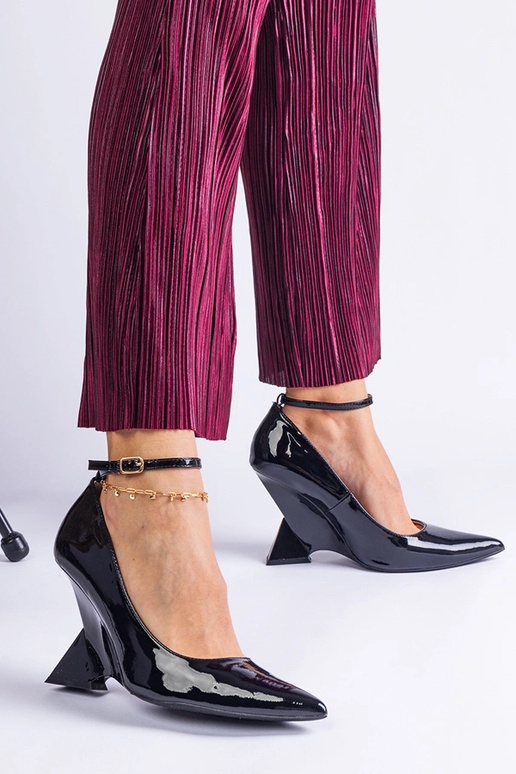 Czółenka negras de charol en cuña... Czółenka negras de charol en cuña...