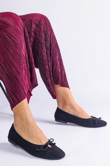 Bailarinas negras con lazo decorativo Pollinos
