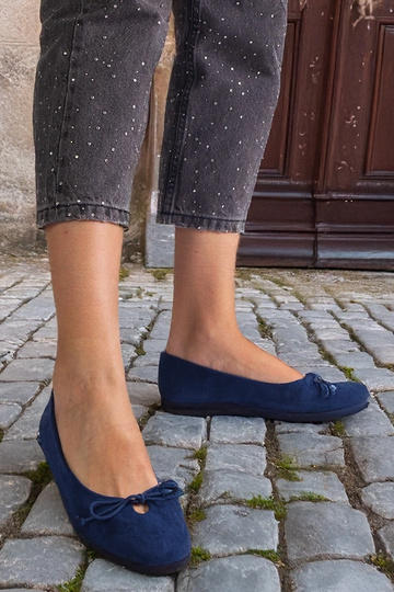 Bailarinas azul marino con lazo decorativo Pollinos