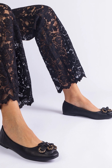 Bailarinas negras decoradas con una flor americana