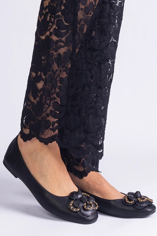 Bailarinas negras decoradas con una... Bailarinas negras decoradas con una...