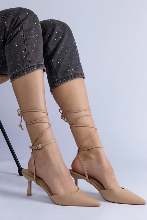 Stilettos beige de punta abierta...