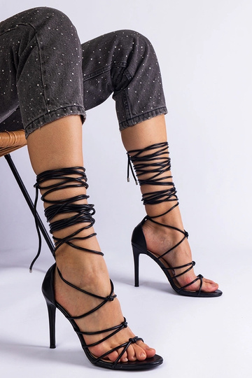 Sandalias negras de tacón alto con cordones Fortado