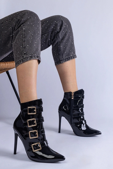 Botines negros de charol...