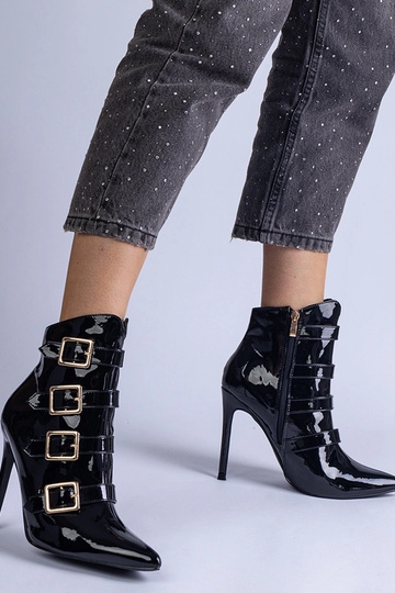 Botines negros de charol... 2