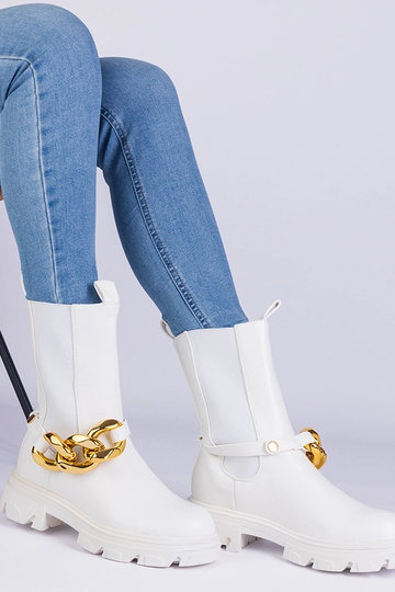 Botines blancos decorados con una enorme cadena Florisenda