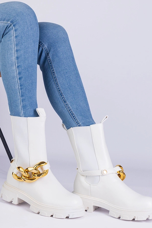 Botines blancos decorados con una...