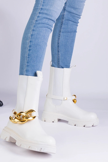 Botines blancos decorados con una enorme cadena Florisenda 2