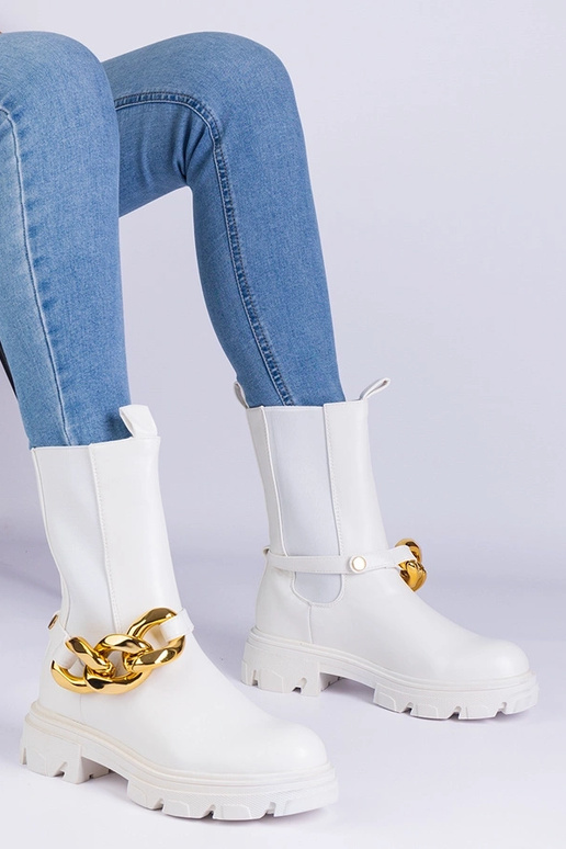 Botines blancos decorados con una...