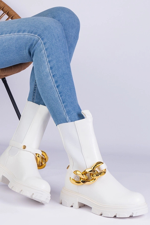 Botines blancos decorados con una...